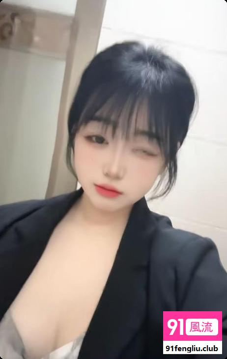 年轻微胖大胸妹